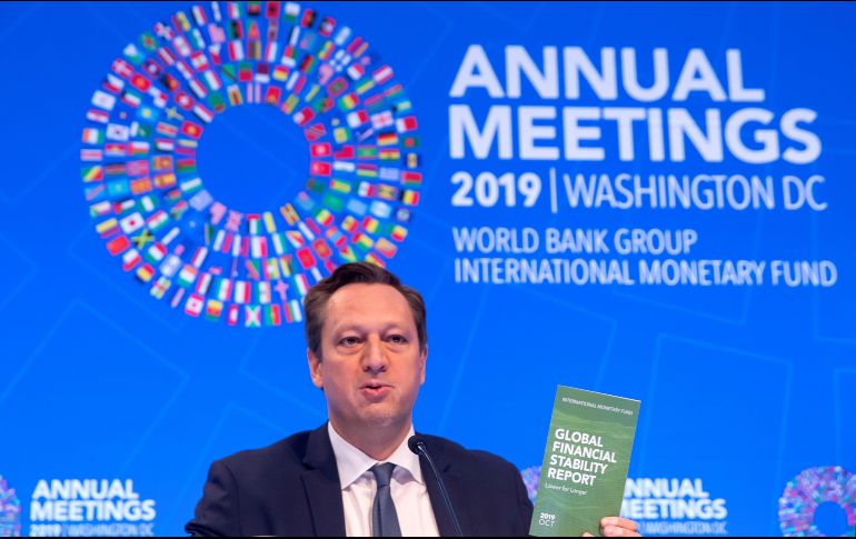 Tobias Adrian, jefe del departamento del FMI, presentó un informe sobre los riesgos ante el aumento del endeudamiento riesgoso. EFE/E. Lesser