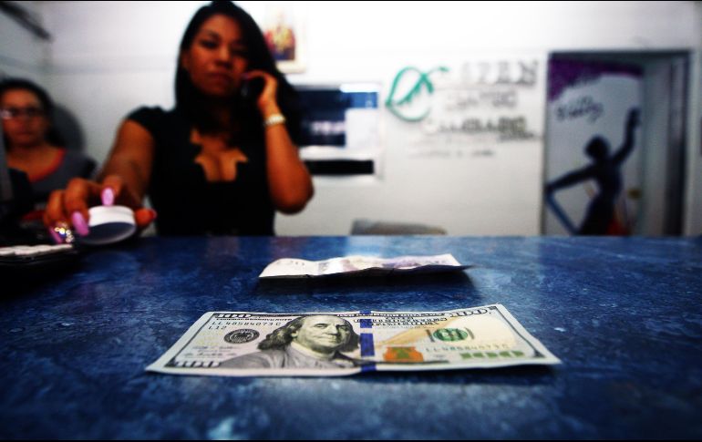 Este miércoles, el billete verde se compró en un mínimo de 18.47 pesos. EL INFORMADOR/ARCHIVO