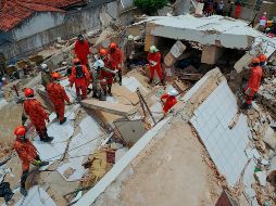 Los escombros afectaron un pequeño supermercado contiguo y sepultaron varios vehículos que se encontraban en las calles aledañas. AP