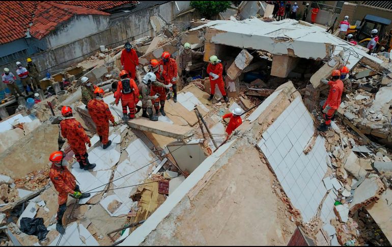 Los escombros afectaron un pequeño supermercado contiguo y sepultaron varios vehículos que se encontraban en las calles aledañas. AP