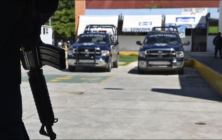 Los elementos de seguridad, absueltos de la acusación por la desaparición de los 43 normalistas, exigen sueldos desde 2014. AFP/Archivo