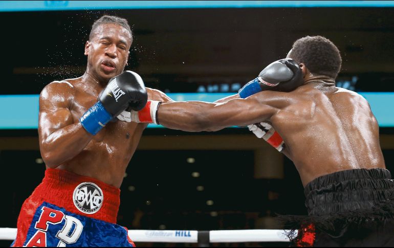 Patrick Day (izquierda) fue noqueado el sábado en Chicago en la pelea que sostuvo ante Charles Conwell (derecha). AFP / D. Buell