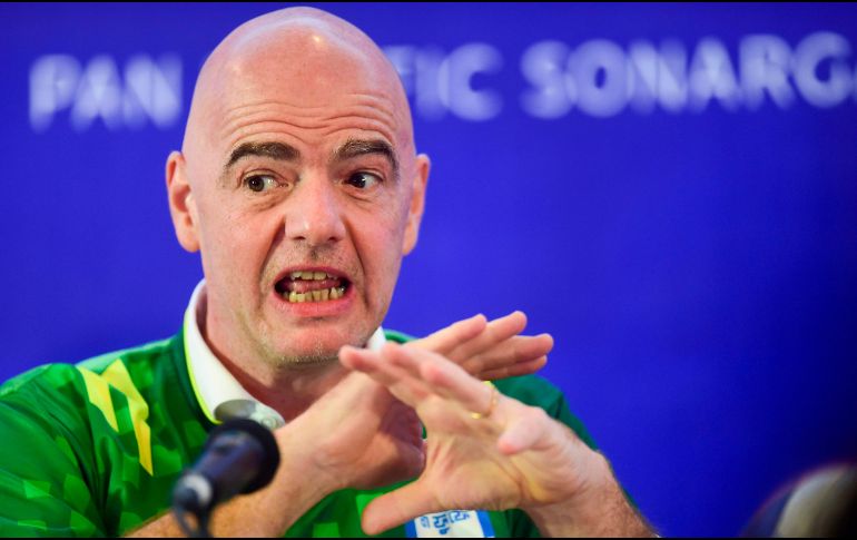 ''Hay que pillarlos, expulsarlos de los estadios, no dejarles entrar más y lanzar procesos judiciales contra ellos'', pide el líder del organismo. AFP / M. Uz Zaman