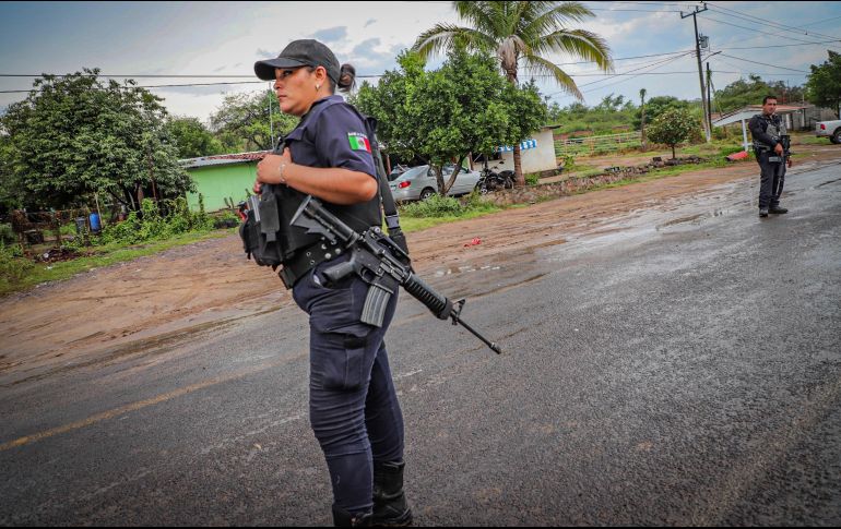 Tras el ataque que dejó 13 muertos; fue reforzada la seguridad y la vigilancia en la carretera Aguililla-Apatzingán, en la comunidad El Aguaje. NTX/Q. Blanco