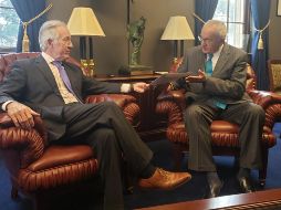 Jesús Seade (d), subsecretario de México para América del Norte, entregó la carta del Mandatario al legislador demócrata Richard Neal, en Washington. TWITTER@JesusSeade