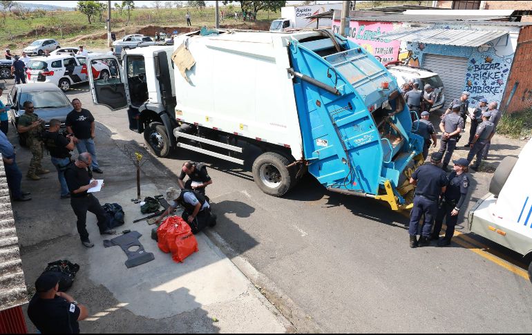 Vista de armas incautadas durante el arresto de bandidos tras un atraco en el aeropuerto de Viracopos este jueves en la localidad de Campinas. EFE/L. Ferreira