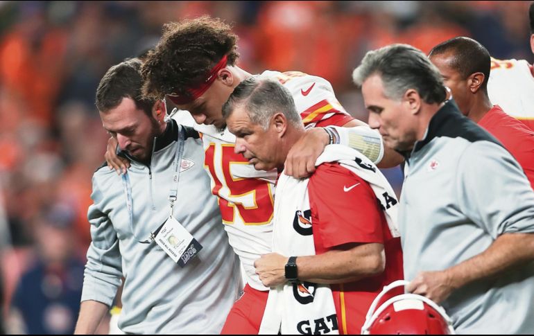 Patrick Mahomes (#15) abandonó el encuentro por una lesión que, aparentemente, es de gravedad. AFP