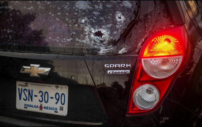 La víspera, las principales avenidas de la capital sinaloense se convirtieron en una zona de guerra, pues se registraron enfrentamientos entre delincuentes y autoridades. AP / H. Parra