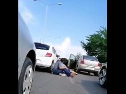 En los diferentes videos se observan automóviles detenidos y sus conductores, así como sus acompañantes, se tiran sobre el asfalto caliente para protegerse de la lluvia de balazos en la capital de Sinaloa. TWITTER