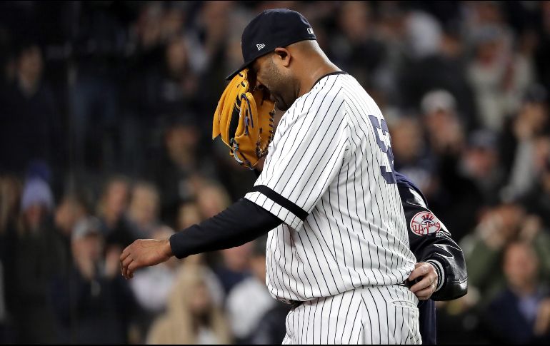 El pitcher hizo una mueca de dolor tras lastimarse y se cubrió la cara con el guante tras el que seguramente había sido el último lanzamiento de su carrera. AFP