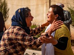 Mujeres reaccionan ante la llegada del cuerpo de un hombre fallecido en un ataque en Ras al Ain, Siria. AFP/D. Souleiman