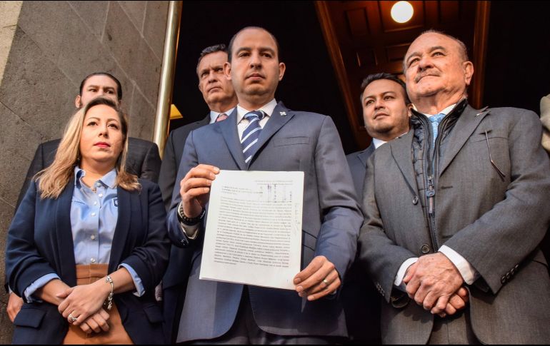 Marko Cortés (c) y legisladores del PAN luego de presentar el recurso en la Suprema Corte, en Ciudad de México. NTX/O. Aviña