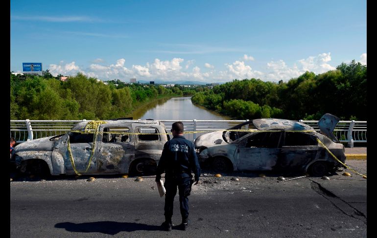 Vehículos incendiados o baleados quedaron en varias calles de la ciudad. Integrantes de la delincuencia organizada sembraron caos ayer en respuesta a un operativo fallido para detener a Ovidio Guzmán Loera, hijo de Joaquín 