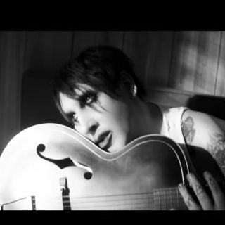 Marilyn Manson lanza versión oscura de "God's gonna cut you down"