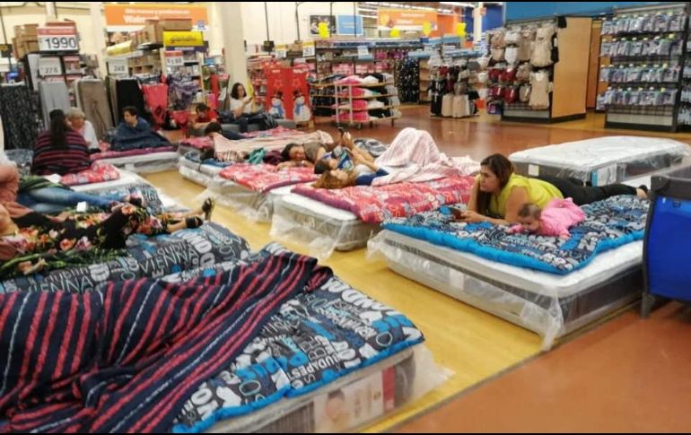 En las fotografías difundidas se aprecia a varias personas durmiendo en el piso. FACEBOOK/Lizzette Lo