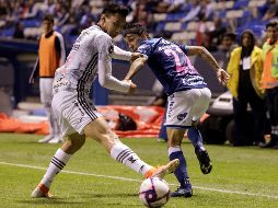 Omar Fernández (d) de Puebla disputa el balón con Ismael Govea (i) de Atlas este viernes durante el partido. EFE/H. Ríos