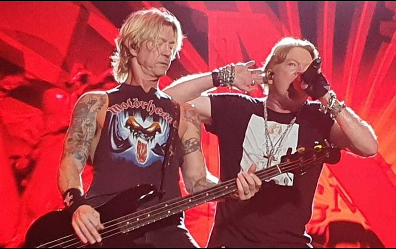 Duff McKagan y Axl Rose, ayer en el coloso de la Calzada Independencia. EL INFORMADOR/J. Pérez