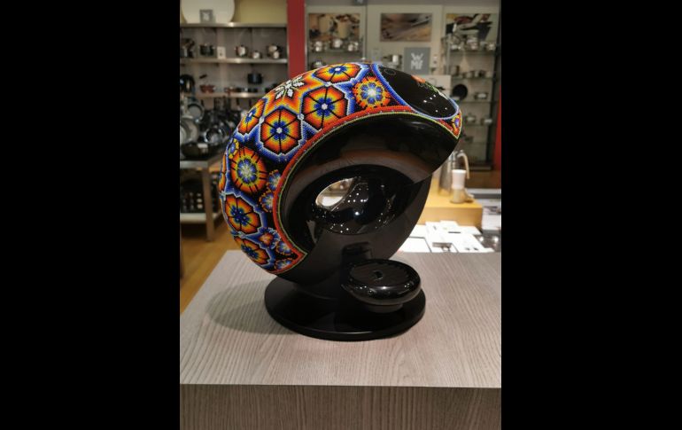 Cafetera intervenida con arte wixárika. EL INFORMADOR/J.Castillo