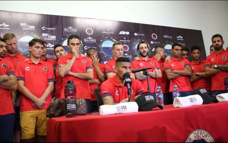 En la carta que leyó, acompañado por el resto del plantel enfatizó: ''Hay un tema de suma importancia en el equipo femenil, el salario es de tres mil 700 pesos mensuales y cuentan con adeudo de dos meses y medio''. IMAGO7