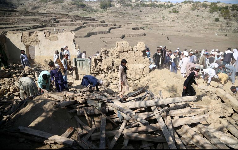 La explosión, de origen todavía desconocido y sin reivindicar, hizo que se derrumbara el techo de la mezquita cuando los fieles se encontraban rezando. EFE / G. Habibi