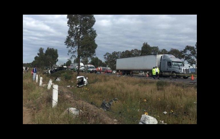 El tráiler embistió a dos vehículos para luego atravesar el camellón y terminar impactando a una camioneta en sentido contrario. TWITTER/@09Centauro