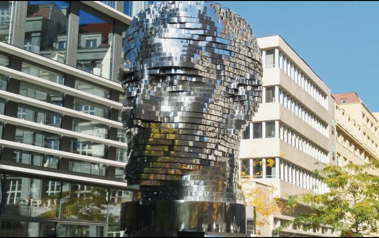 Kafka te mira. La estatua creada  por el controvertido artista David Cerný es un irresistible atractivo de la urbe. EL INFORMADOR / F. González