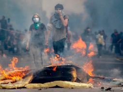La situación en Santiago y la periferia de la capital chilena volvió a complicarse con este sábado con nuevos disturbios. AFP/P. Vera