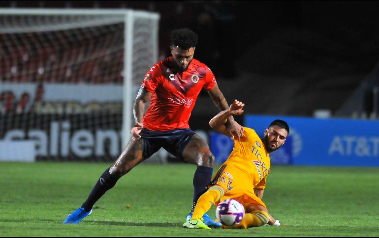 Este viernes, los jugadores del Veracruz se desistieron de participar en el encuentro ante Tigres durante tres minutos. AFP/V. Cruz
