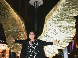 Elena Catalán. La directora de la Fundación Jorge Marín posa en una de las esculturas más famosas del artista, las alas. ESPECIAL