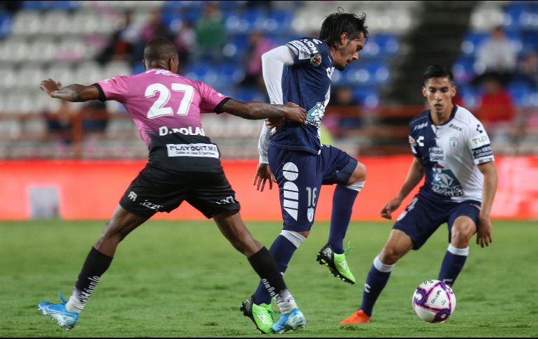 El jugador Jorge Hernández, de Pachuca (d), disputa el balón con Diego Rolan, de Juárez (i), este sábado. EFE/D. Martínez