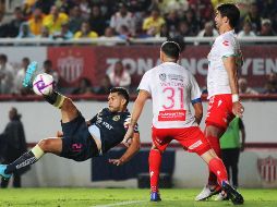 Henry Martin marca de tijera el segundo gol de los capitalinos para rescatar el empate a dos goles. IMAGO7/R. Martínez