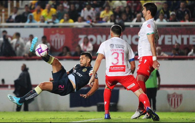Henry Martin marca de tijera el segundo gol de los capitalinos para rescatar el empate a dos goles. IMAGO7/R. Martínez