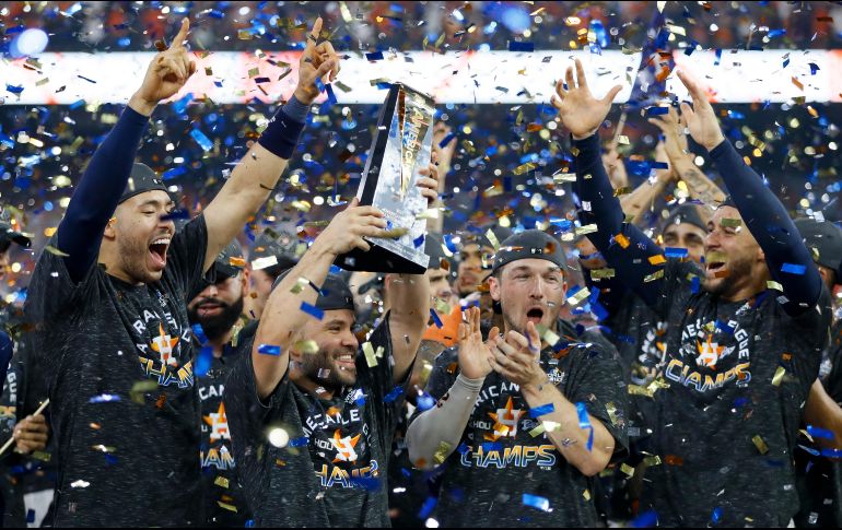 El héroe de la noche, José Altuve, sostiene el trofeo después de que los Astros se coronaran en la Liga Americana. AP/M. Slocum