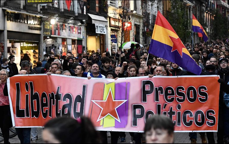 Las protestas por la condena a cárcel contra nueve líderes separatistas han dejado 180 heridos. AFP/. Del Pozo