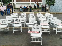 La primera silla tenía el nombre de Atzhiri Paulina Sánchez Sánchez, la joven cuyo cuerpo fue localizado el jueves en un edificio del Centro tapatío. EL INFORMADOR/R. Bobadilla