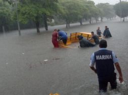 Efectivos de la Marina-Armada de México auxilian a personas afectadas este sábado por las constantes lluvias. EFE/SEMAR