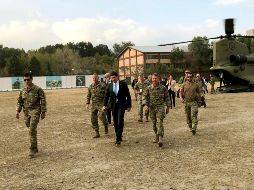 El secretario de Defensa de Estados Unidos, Mark Esper (c), a su llegada hoy a las instalaciones militares de EU en Kabul, Afganistán. AP/L. Balbor
