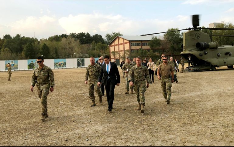 El secretario de Defensa de Estados Unidos, Mark Esper (c), a su llegada hoy a las instalaciones militares de EU en Kabul, Afganistán. AP/L. Balbor