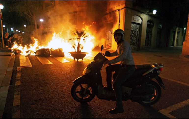 El ayuntamiento de Barcelona y el gobierno de Cataluña reprobaron los enfrentamientos reportados e hicieron un llamado a manifestarse de manera pacífica.  EFE / E. Fontcuberta