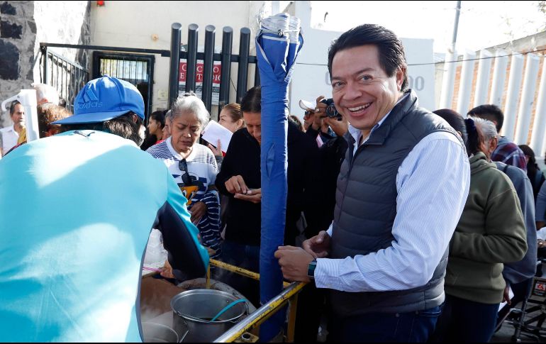 Mario Delgado estuvo haciendo fila para ingresar el congreso distrital 13 en Ciudad de México. SUN/B. Fregoso