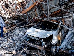 Humo sale del almacén en la zona de Renca, en Santiago, donde fallecieron cinco personas. AFP/P. Ugarte