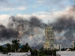 Hombres armados crearon un perímetro de balaceras y vehículos incendiados. AP/ARCHIVO