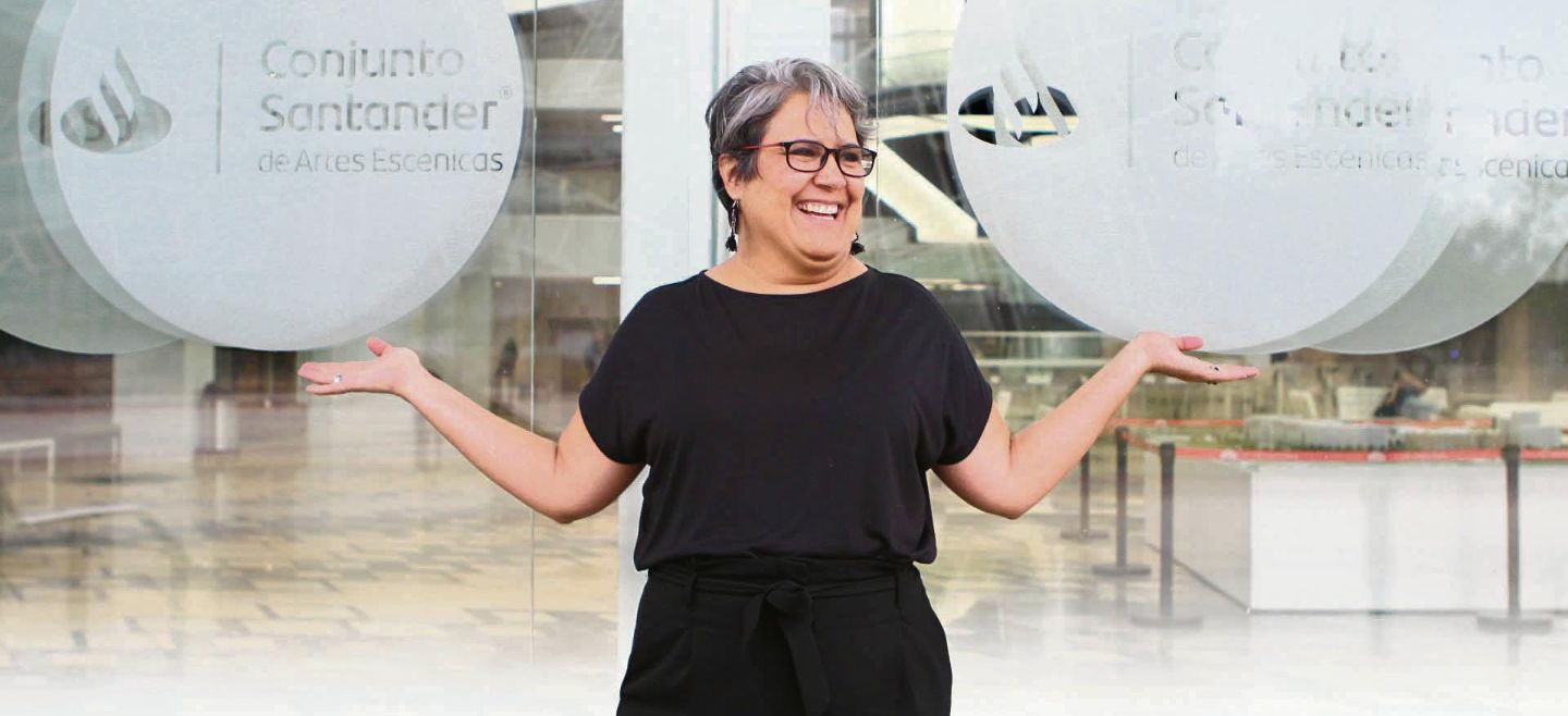 Maria Luisa Meléndrez posa en la entrada principal del Conjunto Santander de Artes Escénicas. EL INFORMADOR / E. Barrera