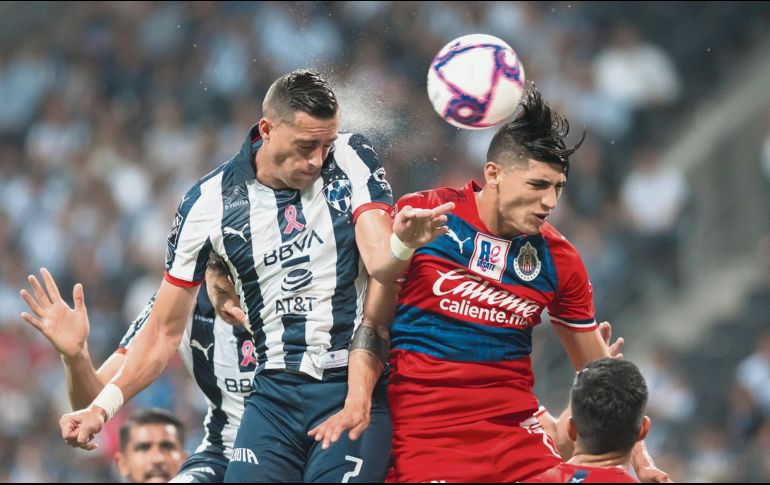 Rogelio Funes Mori y Alan Pulido fueron por aire por el balón, en un partido en el que se peleó al límite cada pelota. EFE