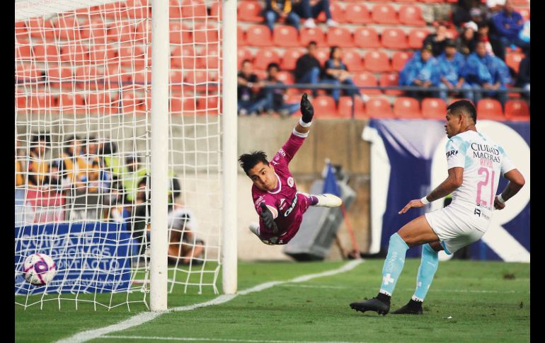 El portero potosino Carlos Rodríguez fue vencido dos veces por los atacantes de los Gallos Blancos. IMAGO7