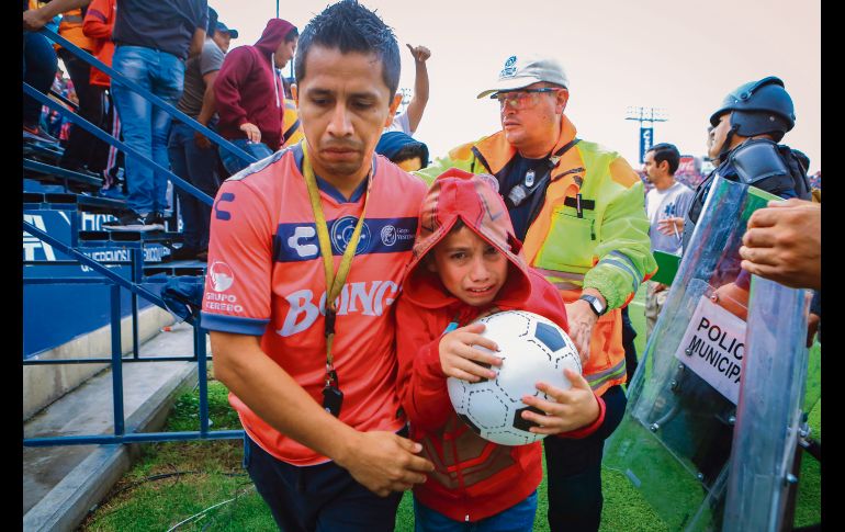 Un padre de familia consuela a su hijo, temeroso por los desmanes. IMAGO7