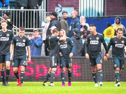 Un jugador del Philadelphia Union abraza al tapatío Marco Fabián, el héroe en la victoria de los locales. AP