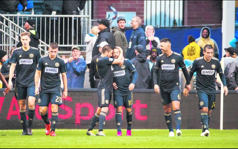 Un jugador del Philadelphia Union abraza al tapatío Marco Fabián, el héroe en la victoria de los locales. AP
