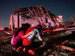 El tornado dejó afectaciones en viviendas y negocios, y dejó a miles de personas sin electricidad; reportan un fallecido en Kansas. AP / J. McWhorter