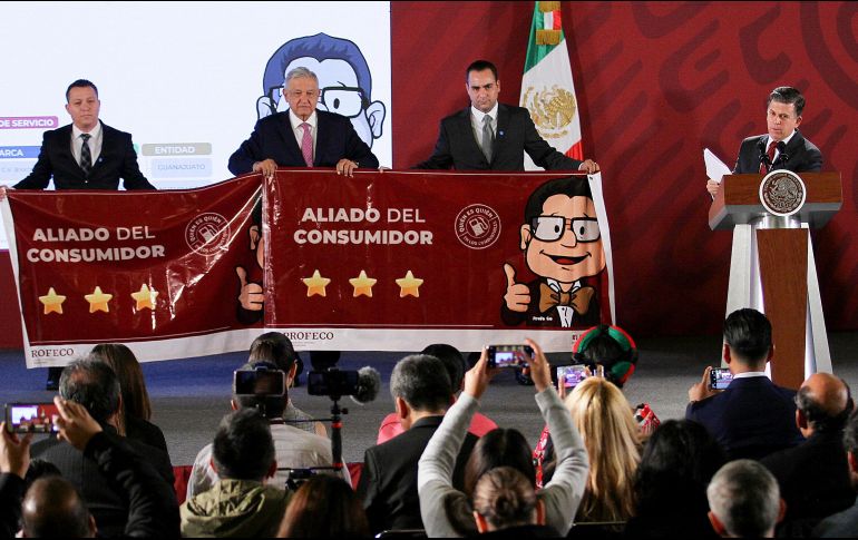 El titular de la Profeco entregó mantas a los representantes gasolineros para que coloquen la distinción en sus estaciones de servicio. NTX / G. Granados